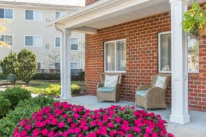 outdoor seating area and flowers at the muse at town center